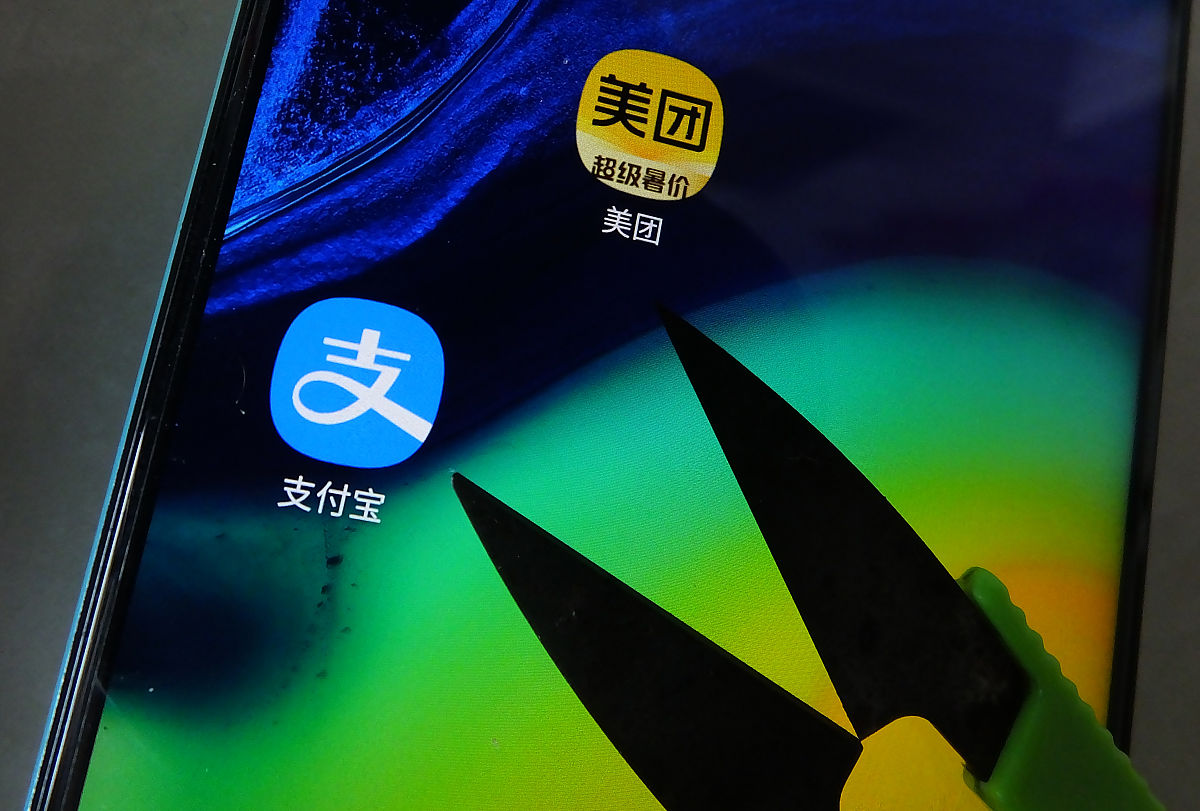2020年7月30日,湖北宜昌,市民手机上安装使用的美团,支付宝app.