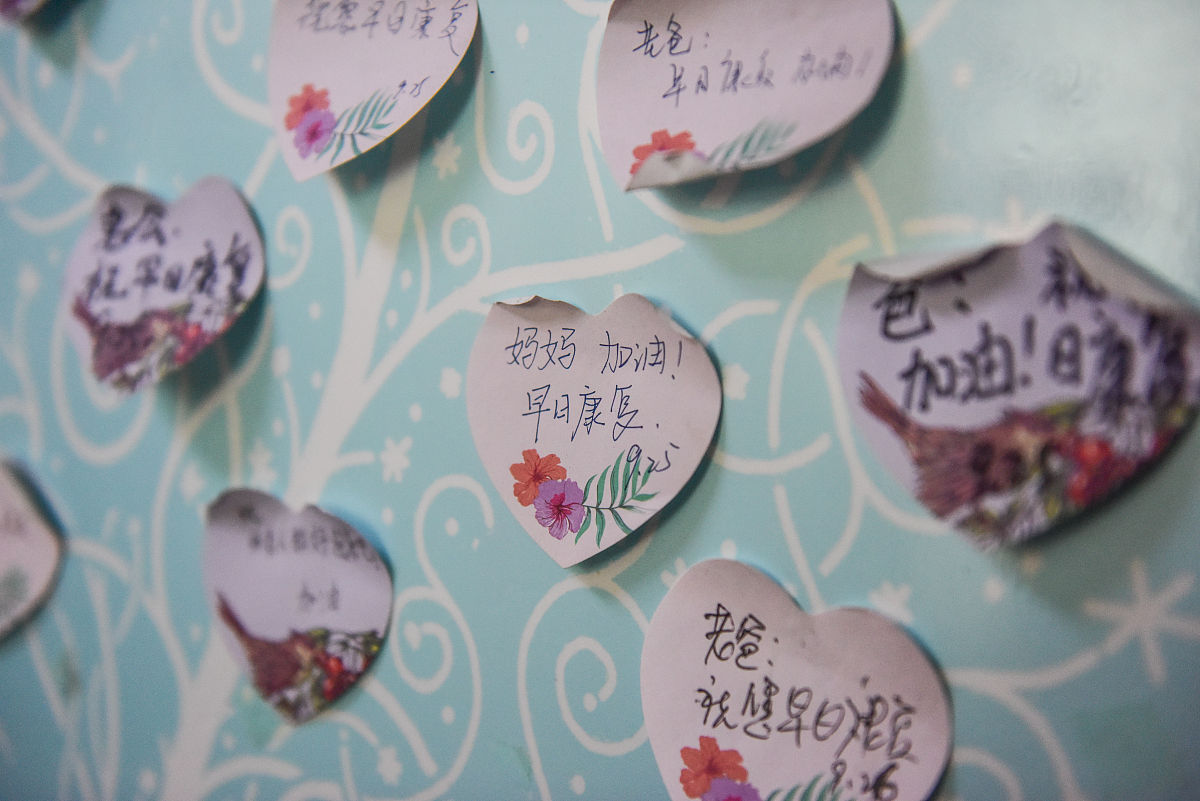 社区医院临近父亲节请以医院各岗位当爸爸的职工为素材请按照例文仿写一篇社区医院医生给自己孩子告白寄语、讲述与孩子故事的字数相当的文章高真实感。例文：作为有着二十多年党龄的心内科专家陆锐德艺双馨曾多次获得优秀共产党员称号。经他诊治的疑难危重病例不计其数。依托社区—医院双向转诊机制他长期坚持深入社区卫生服务站将优质健康服务送到社区老人身边。同时他利用社区微信群及时掌握社区患者病情、联系转诊。陆锐注重用尊