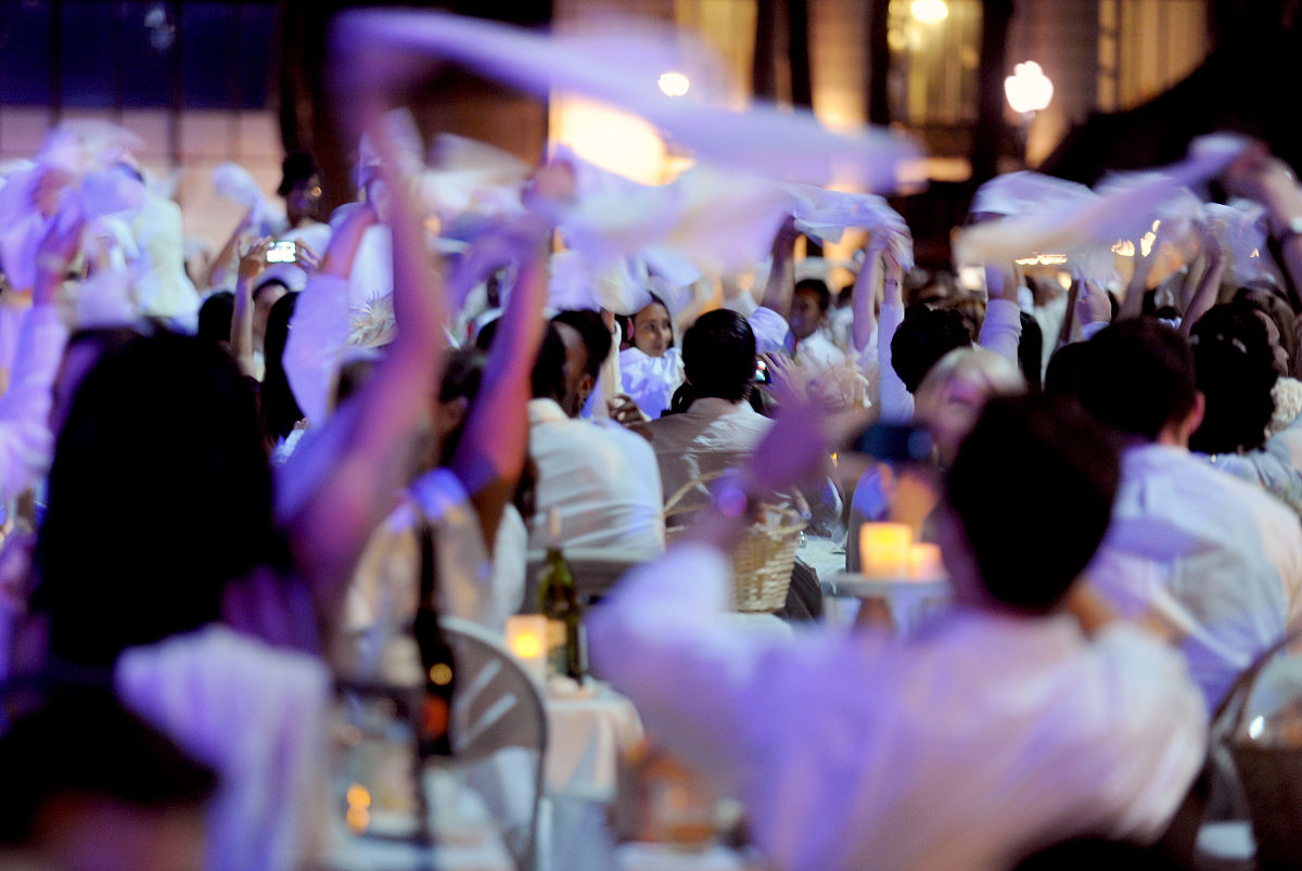 当地时间2013年9月18日,美国纽约,数千名用餐者从头到脚打扮成白色,齐