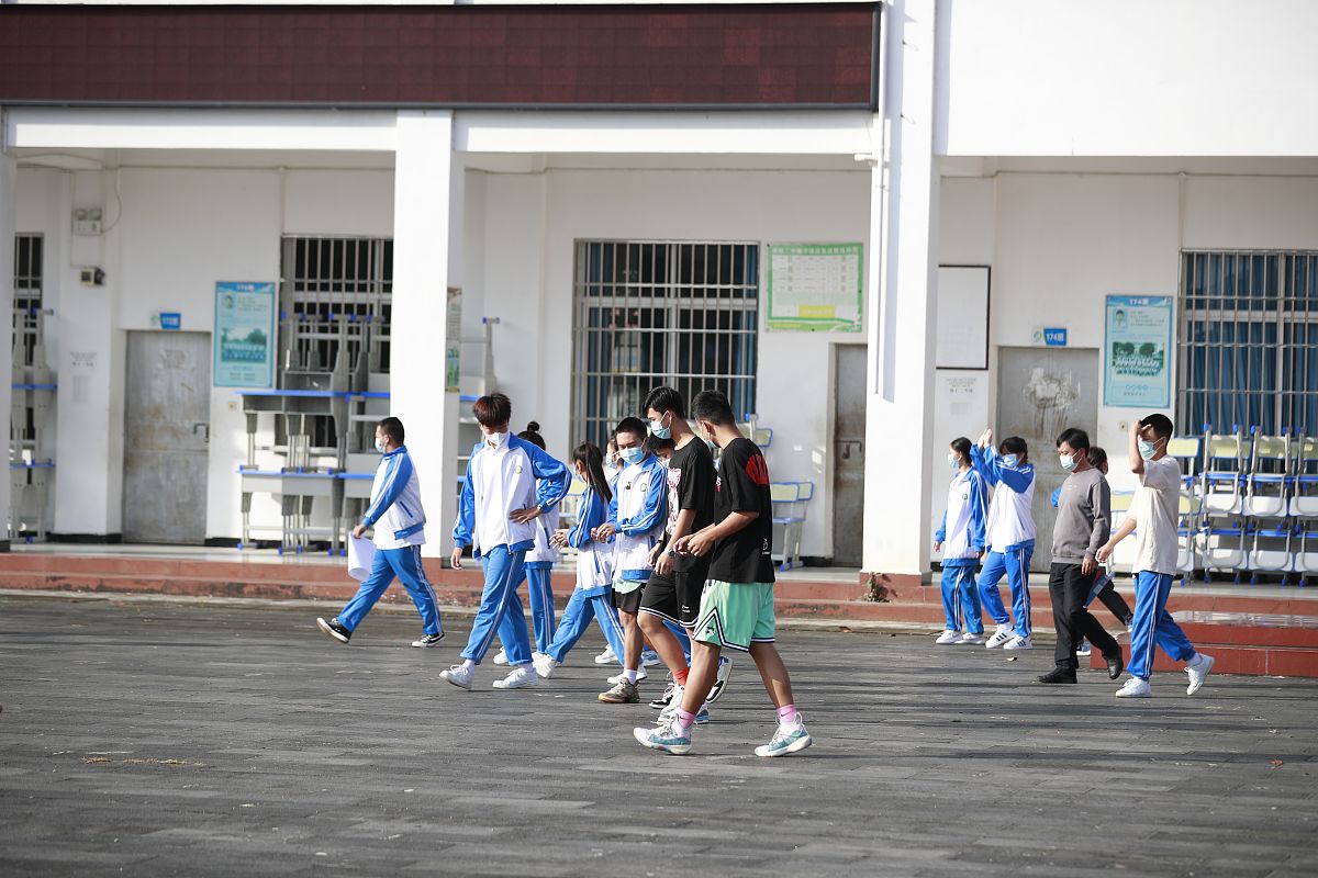 2021年11月5日,云南瑞丽,学生陆续到校复学.