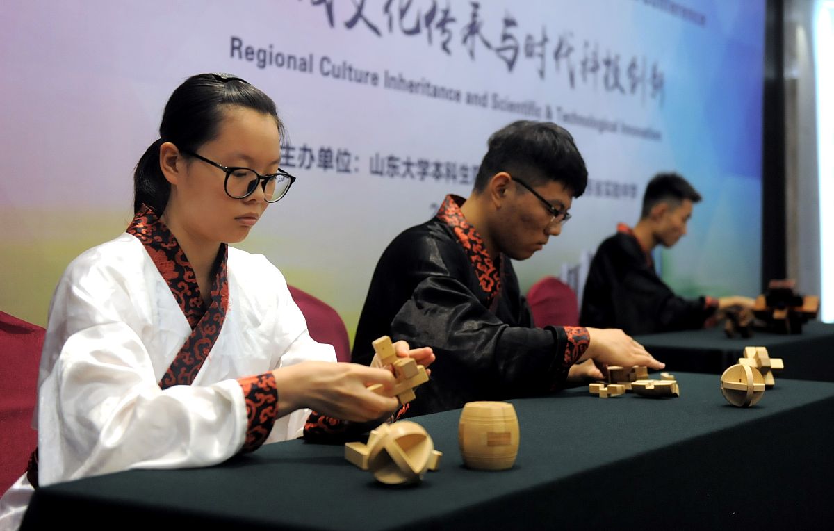 2018年7月15日上午,济南"海右论坛暨国际中学生会议"的拆解鲁班锁大赛