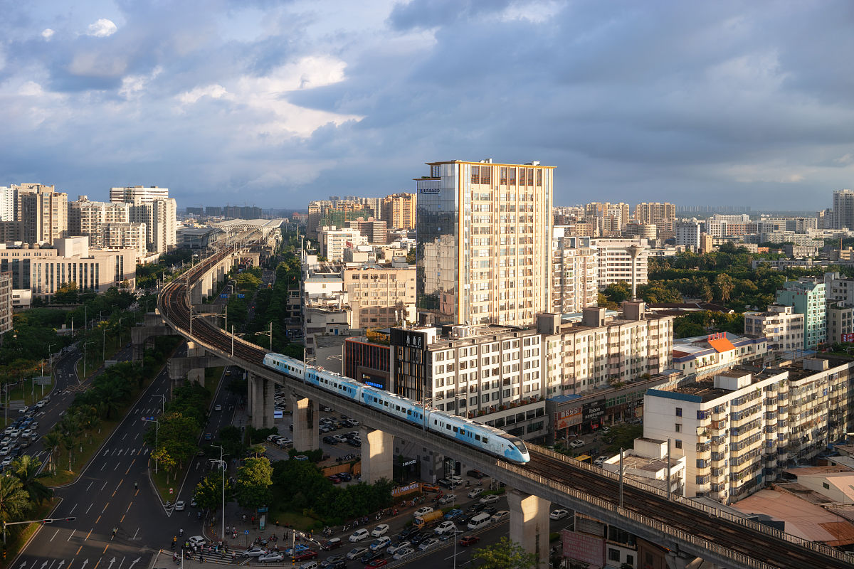 2019年7月1日,海口开通市郊列车,图为市郊列车水菜花号经过城西路口.
