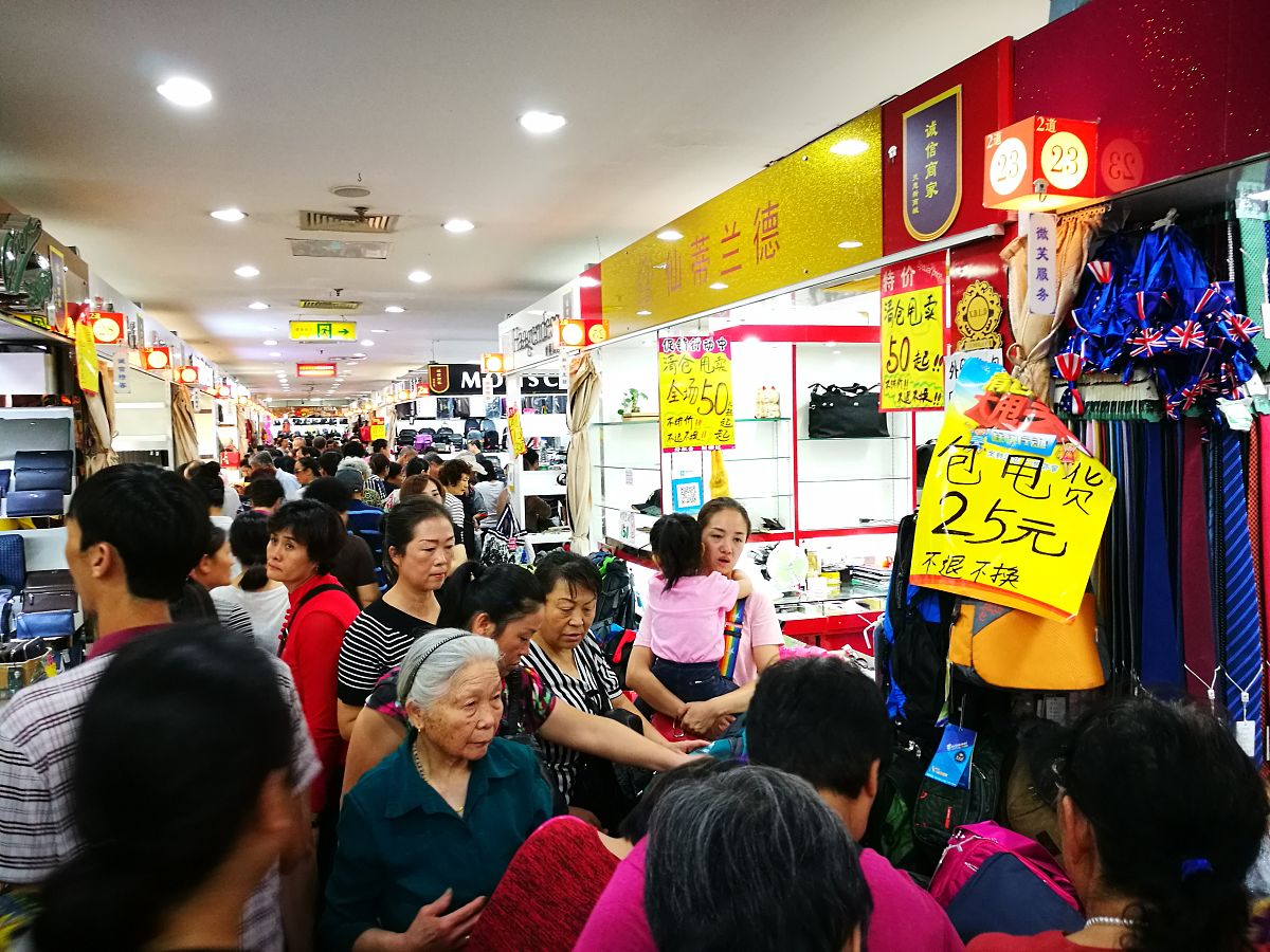 2017年9月11日,北京,天意小商品批发市场内人头攒动.