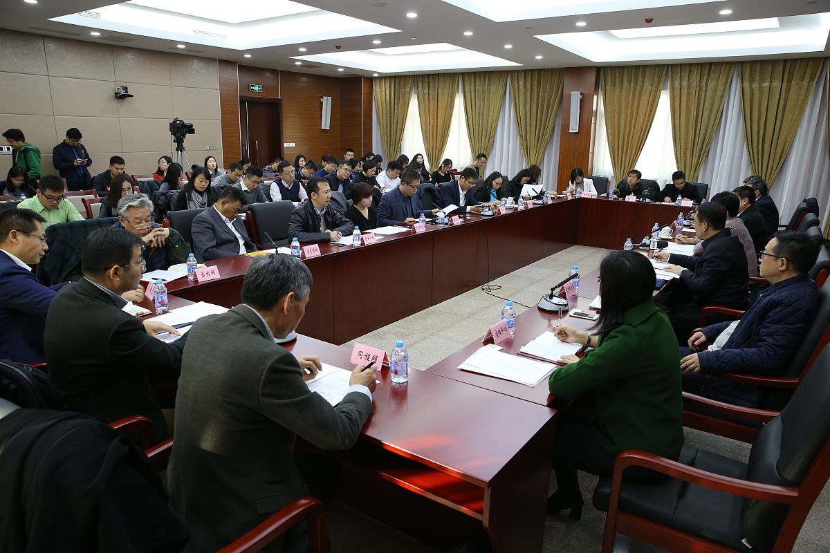 写一份责任分工意见征求会议主持词尊敬的各位领导、各位同事：大家好！今天我们召开这次会议主要是为了就我们项目的责任分工进行讨论和意见征求。在一个项目中责任分工是非常重要的它关系到项目的成功与否。因此我们需要认真讨论和制定责任分工方案确保每个人都清楚自己的职责和任务。在会议中我们将就以下几个方面进行讨论：首先我们需要明确每个人的职责和任务包括项目经理、技术负责人、市场营销负责人等等。每个人的职责和任务