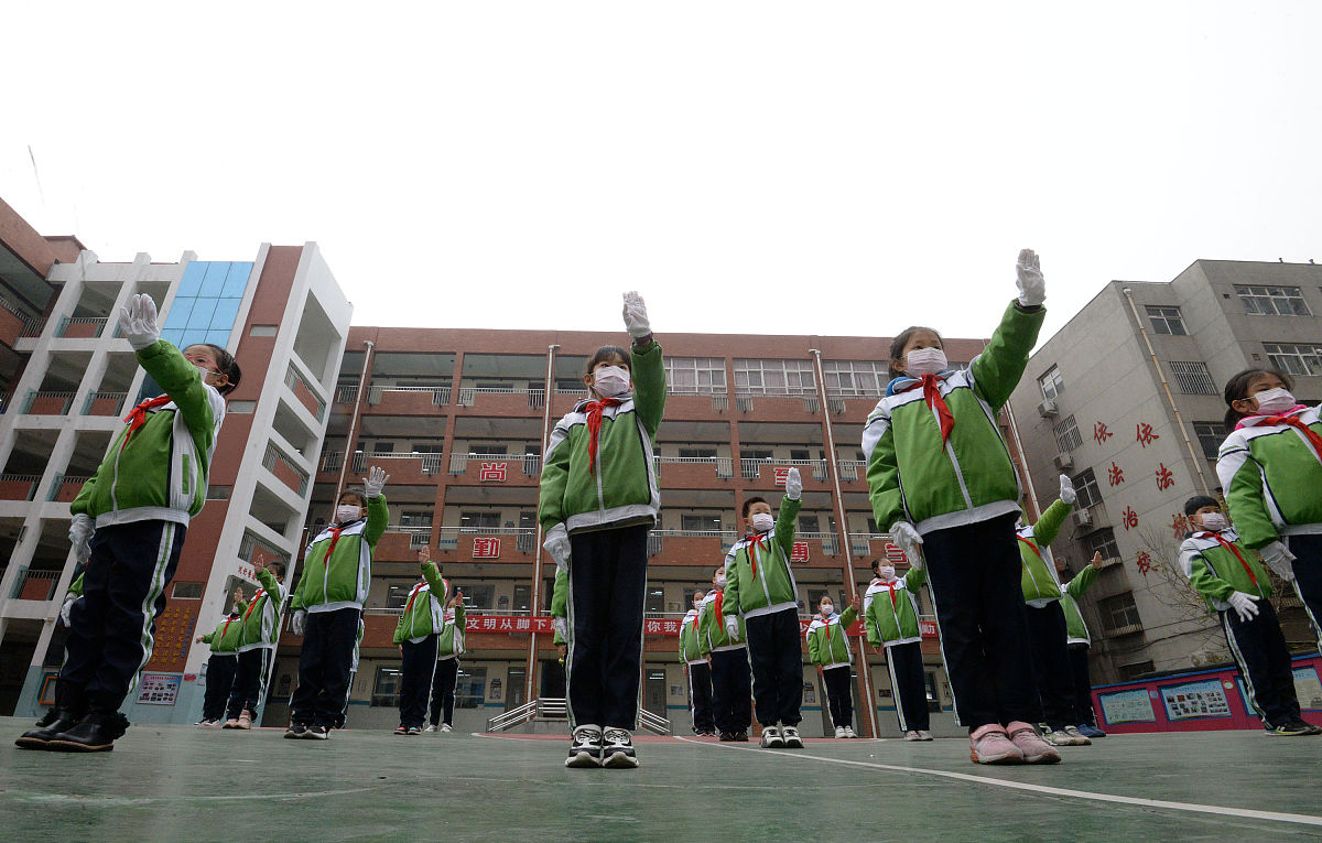 2020年11月30日,河北省邯郸市丛台小学的学生们在学习交通指挥手势.
