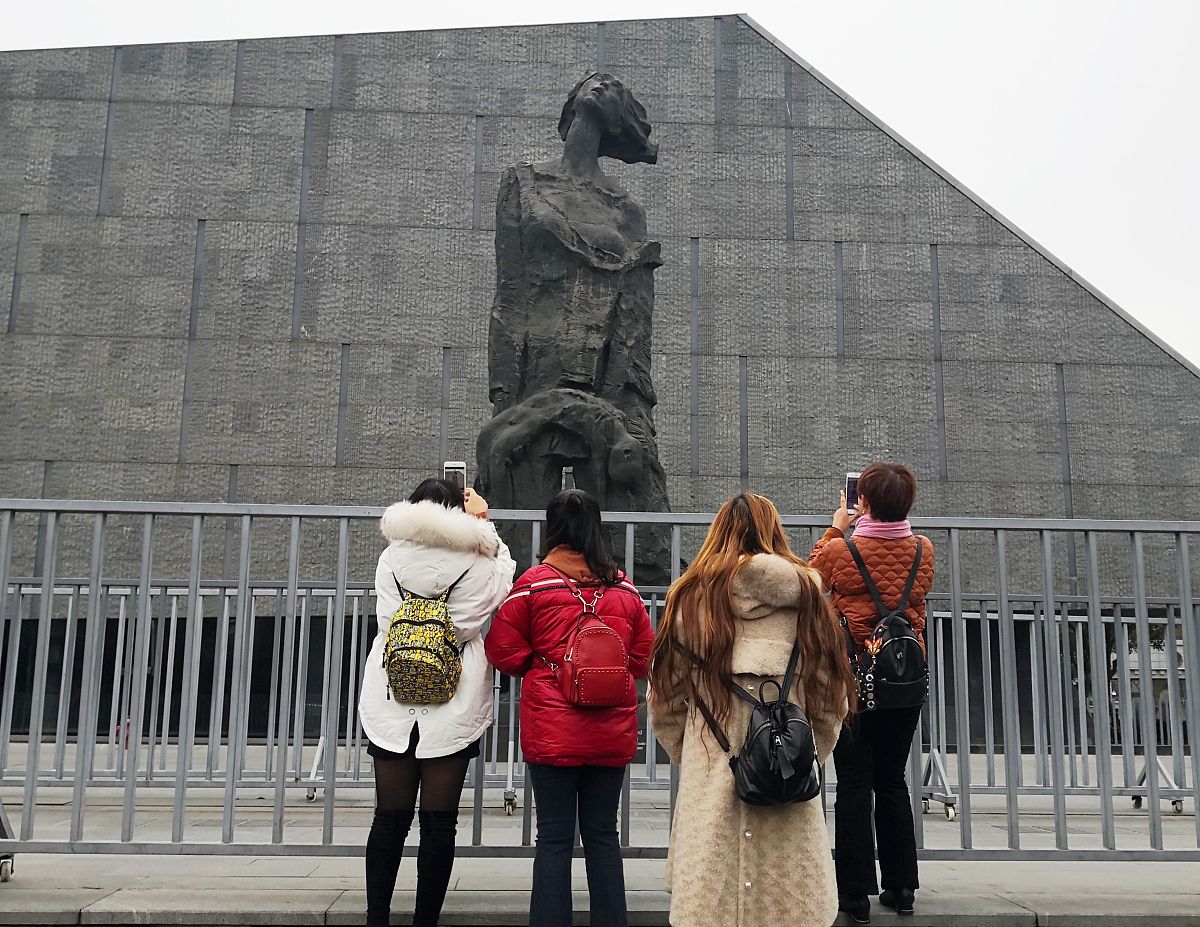 南京大屠杀死难者国家公祭日宣传标语：铭记历史，珍爱和平