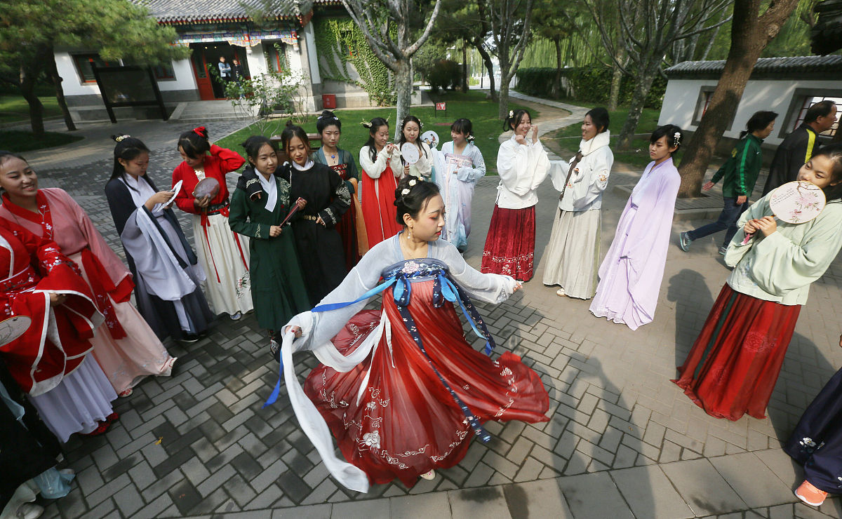 帮我写星期天的周班会总结 我叫张思琪是班长 需要总结汉服社团活动