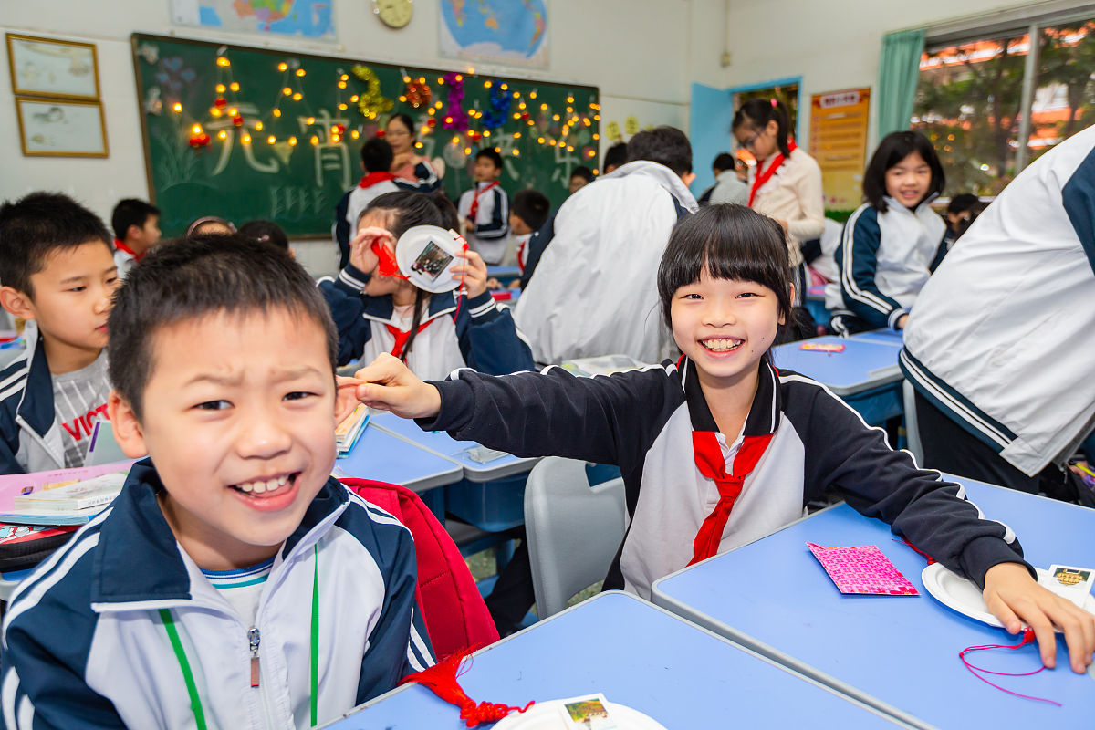 文章果果的小学生活。要求：立意自定、文体自选、题目自拟、不得套作不要抄袭、不少于3000字、内容要健康积极向上迎合社会主流舆论富有正能量。