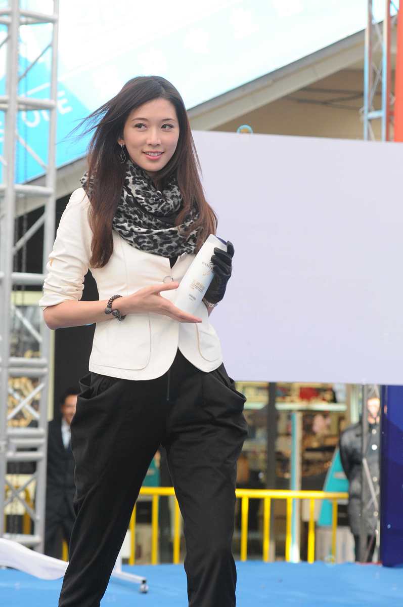 2011年1月15日,林志玲一早来到上海西郊百联购物中心露天广场,为代言