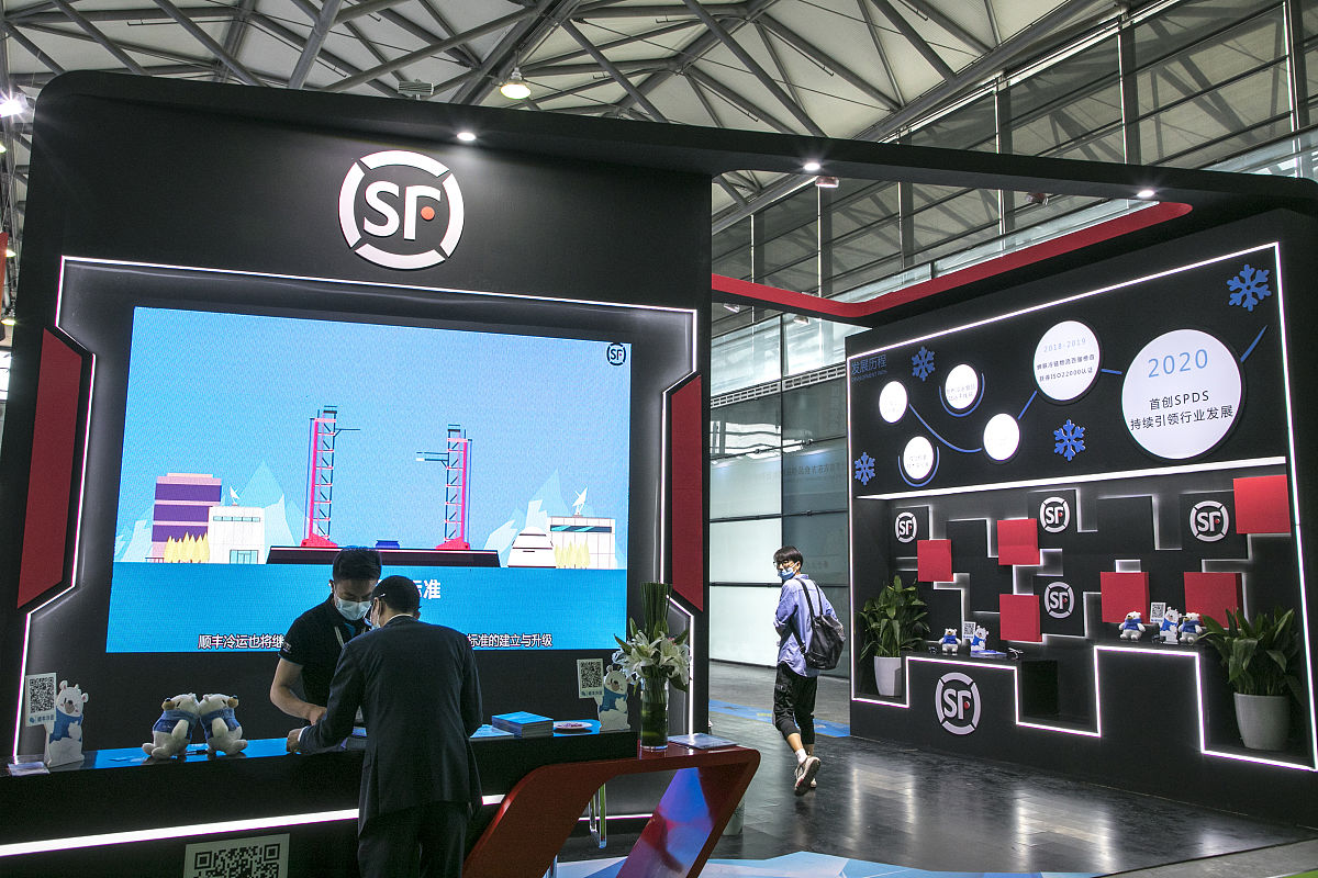 阐述顺丰航空物流转型发展措施800字按照如下要点展开：如何完善智慧物流的基础设施建设如何利用信息平台提供解决方案提供个性化的物流服务