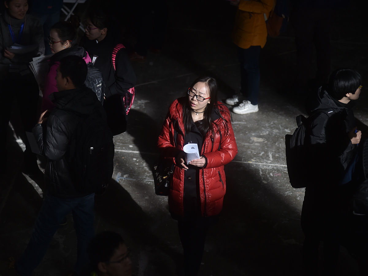 夕阳下山，烟花盛放，三代同堂的幸福瞬间