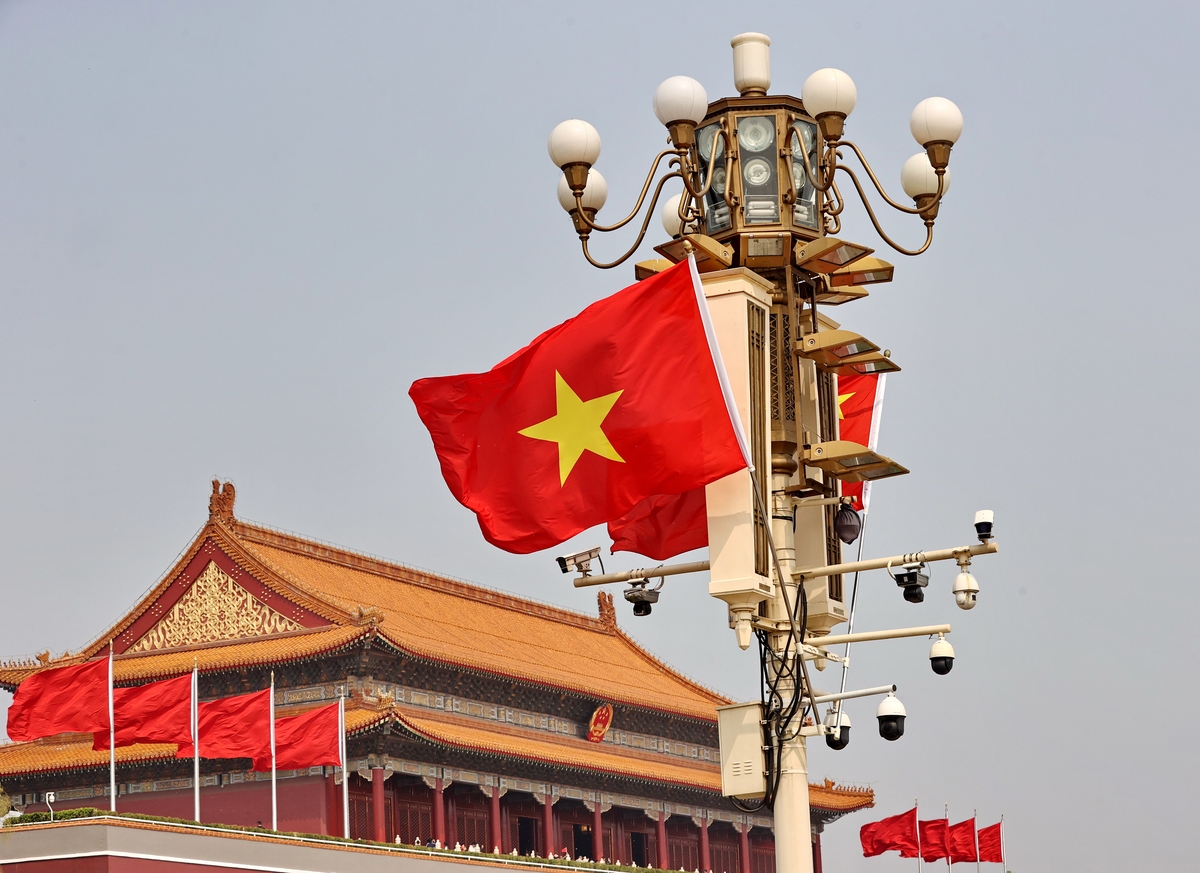 2026年4月15日,北京,天安门广场悬挂中国和越南两国,,