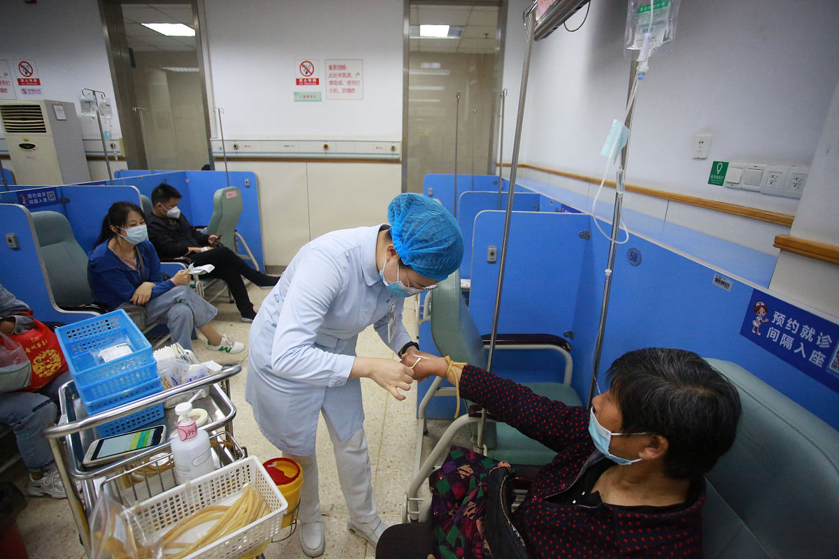 请根据一下情况写每一个存在问题给患者的解释说明及整改措施存在问题：第六条：护士操作时是否洗手、更换手套或用速干手消毒剂？第五条：您对在静脉输液前护士对您的姓名等信息核对是否满意？第七条：您对静脉输液护士的技术是否满意？患者意见服务太度很恶劣太差了 说话态度太粗暴；2提高对病人及家属的态度语言有亲和力一点尤其负责麻醉评估的男医生；