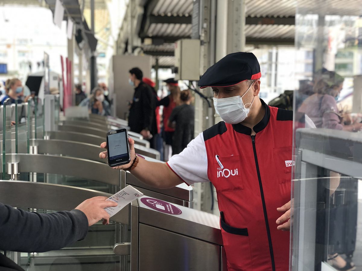 当地时间2021年8月9日,法国巴黎,法国正式开始扩大使用"健康通行证",