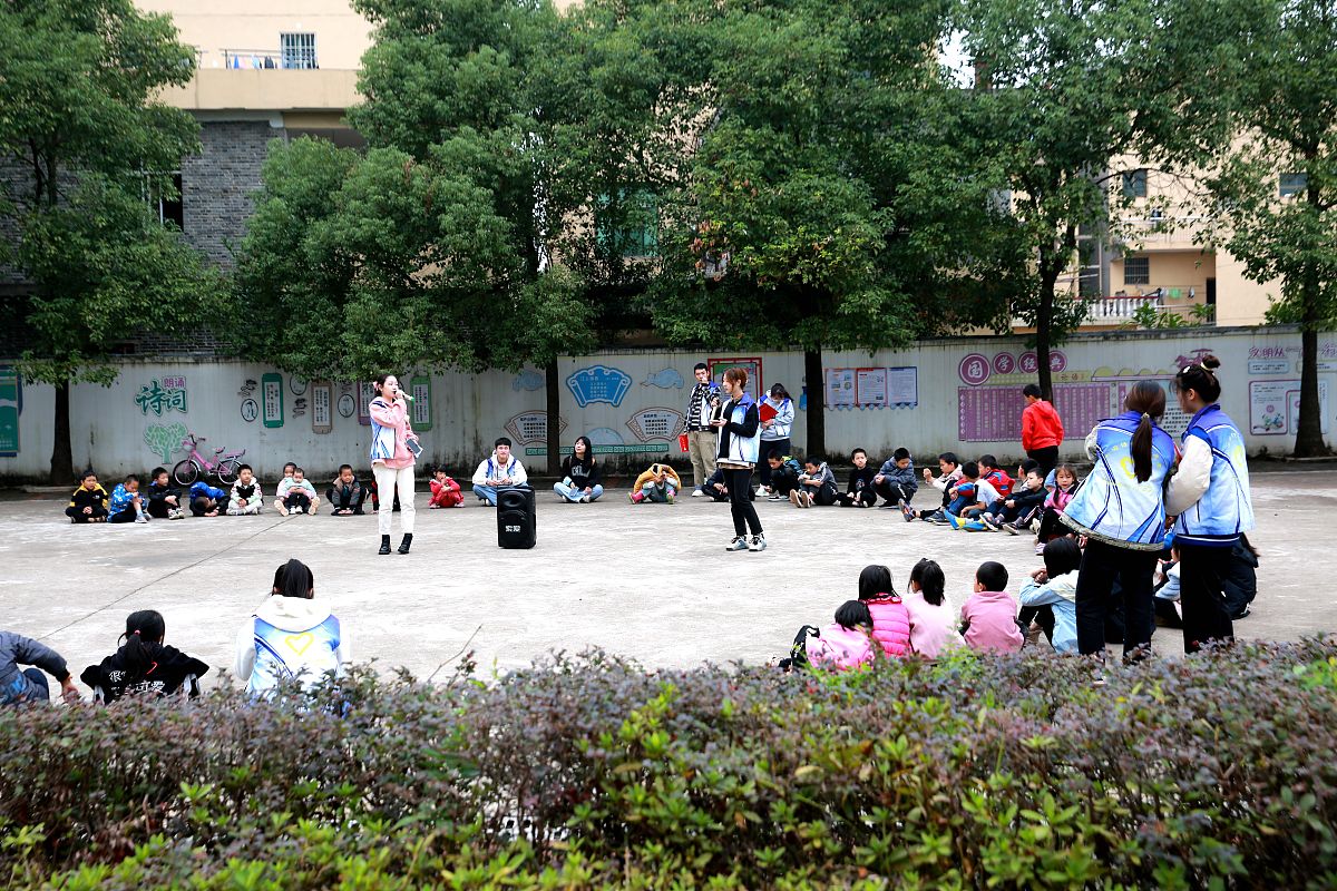 2021年10月23日,江西省吉安市吉水县文峰镇低坪村,井冈山大学的学生正
