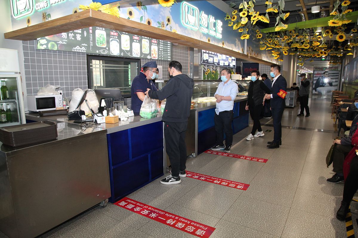 三千吼米线第一家店第一个月每天堂食出餐率能达到两百至三百单以上