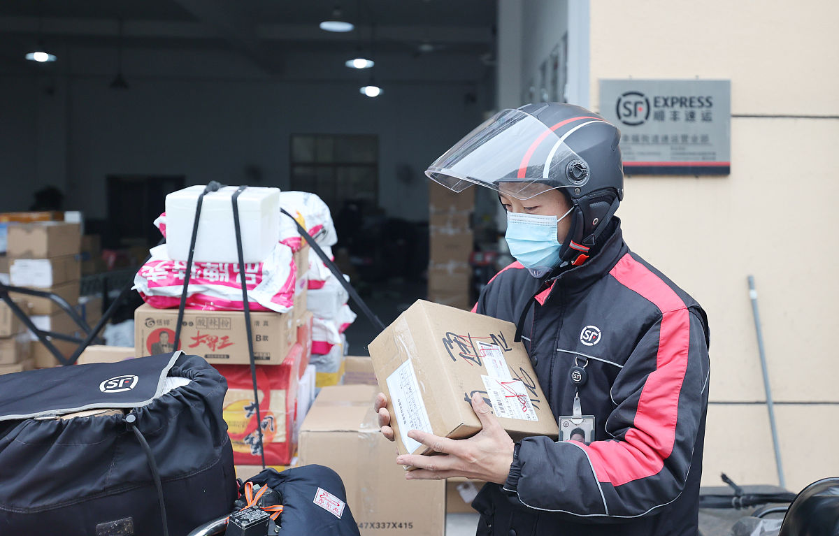 「国内首家快递学院成立」苏宁京东顺丰成同班同学