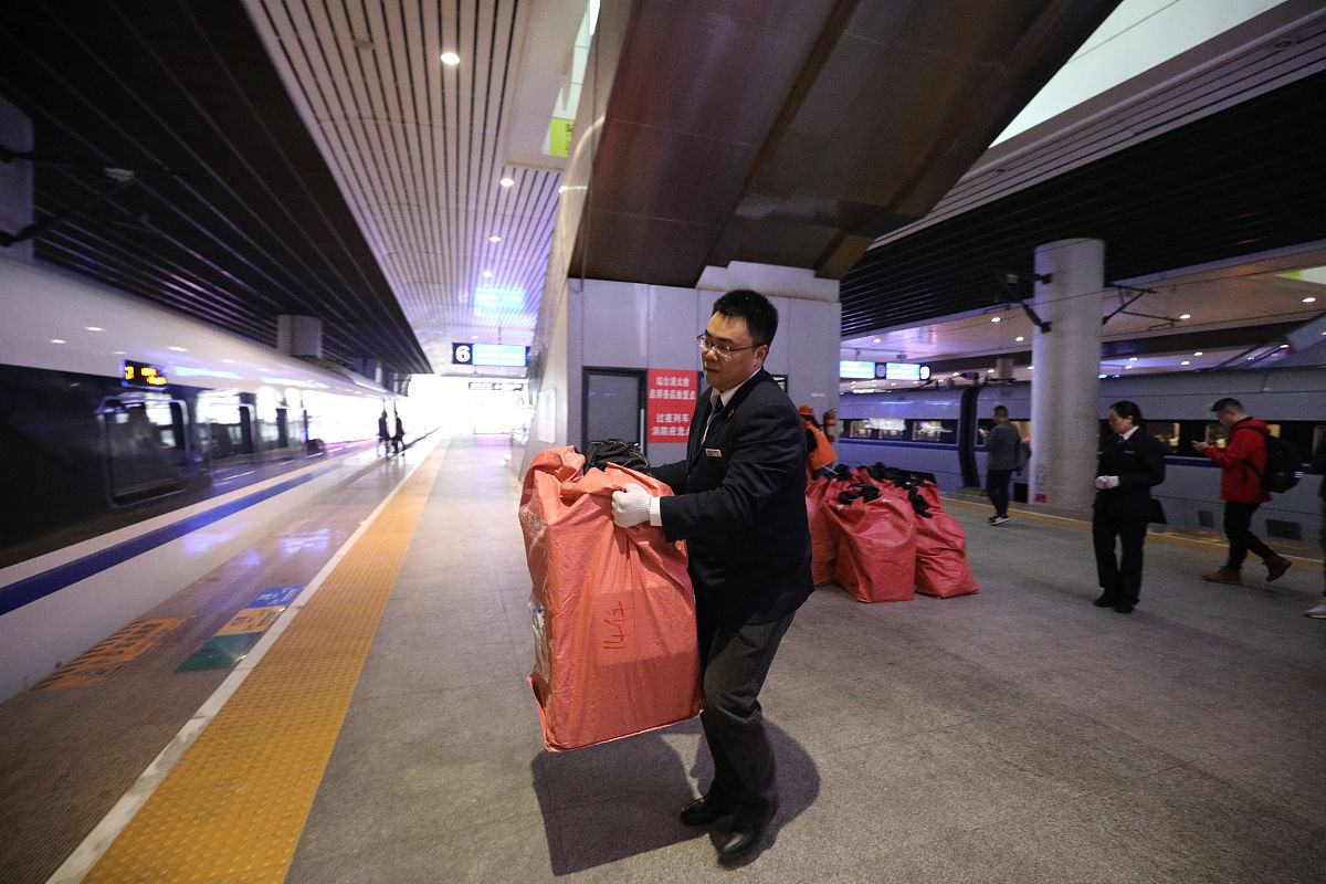 成都高铁乘务专业条件：成为高铁乘务员需要哪些要求？