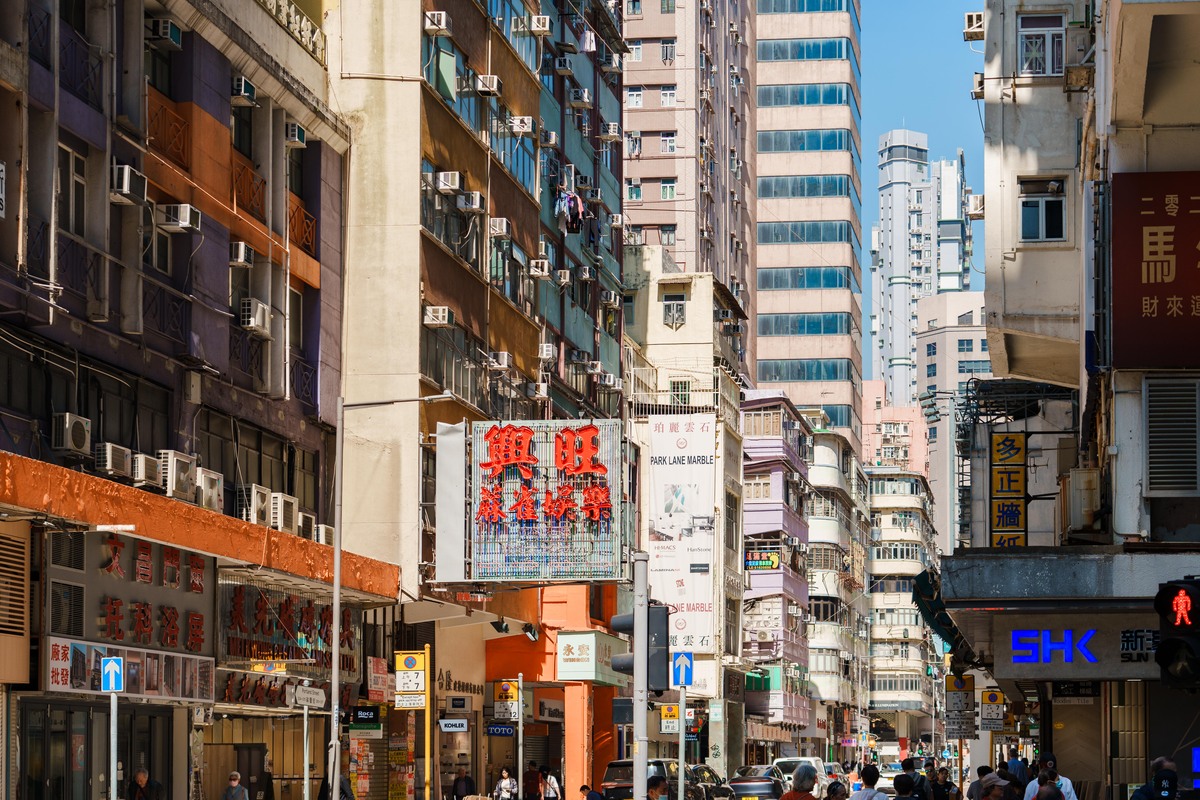 2026年2月14日,香港,街头牌子林立.