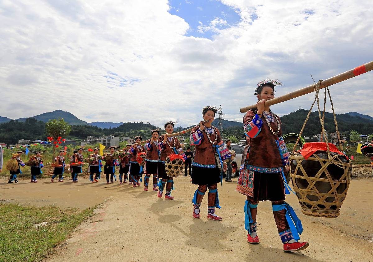 2019年10月18日,广西柳州,融水苗族自治县洞头镇洞头村,人们抬着水酒
