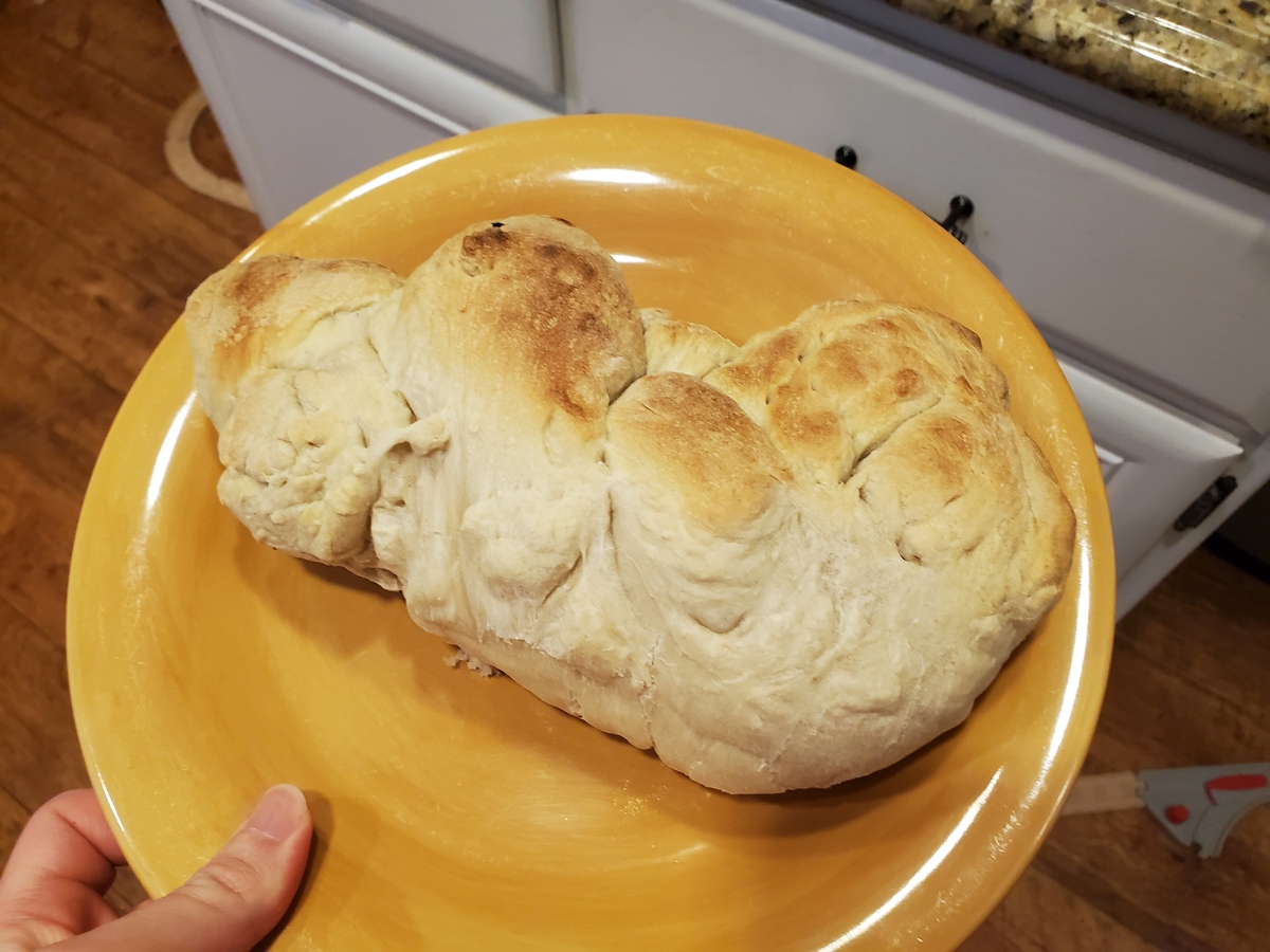 包仔是一个面包狂热爱好者爱好与面包相关的一切事情它热情率真、充满活力、有爱心喜欢分享一切美好的事物最爱交朋友小油就是他最好的朋友。包仔的标准姿势为伸开双臂像是做好了要随时拥抱你的准备相信人们都可以感受到包仔的热情包仔的形象也随之鲜活起来一定会给客户留下深刻的印象。这段话换种说法