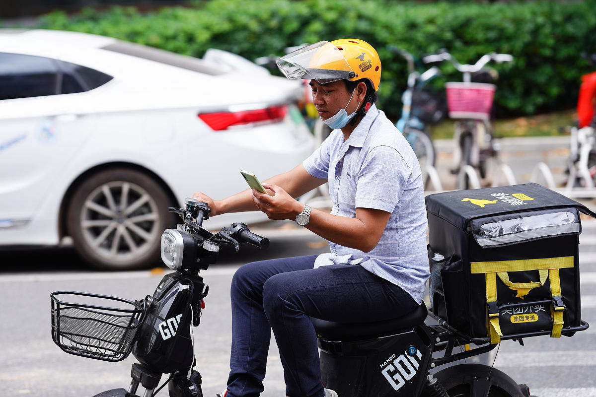 3、场景当张XX在主动给外卖员拨打电话时更倾向于使用以下自己的哪种身份进行电话外呼A不带身份B某企业高管c电影协会会长D健身协会会员