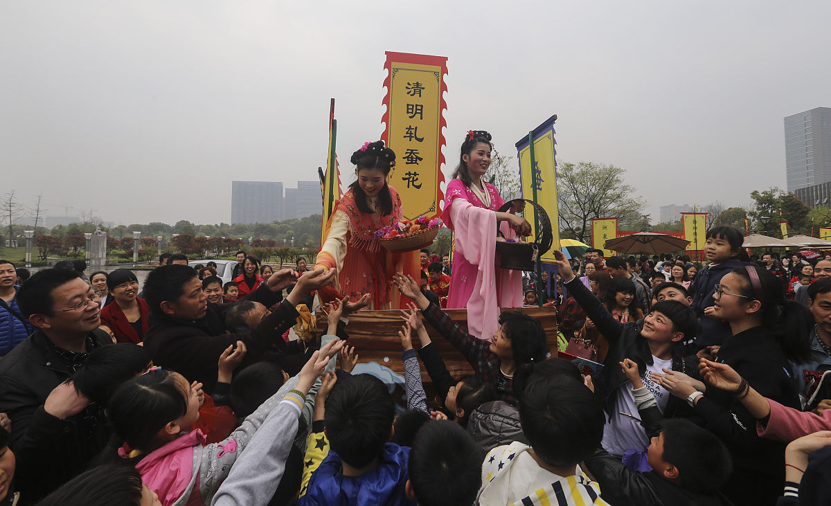 2016年4月2日,浙江嘉兴,在桐乡市民文化中心,独具<strong>蚕</strong>乡特色的"轧蚕花"