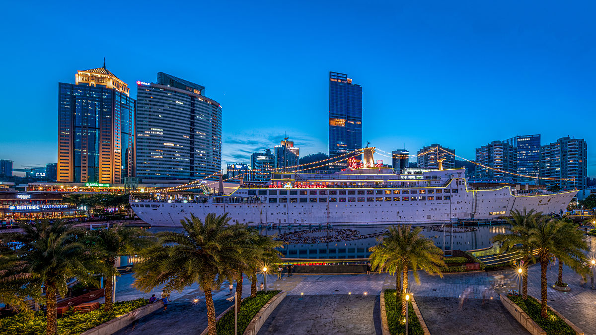 2021年7月22日,深圳海上世界休闲娱乐场所夜晚灯光秀场景.