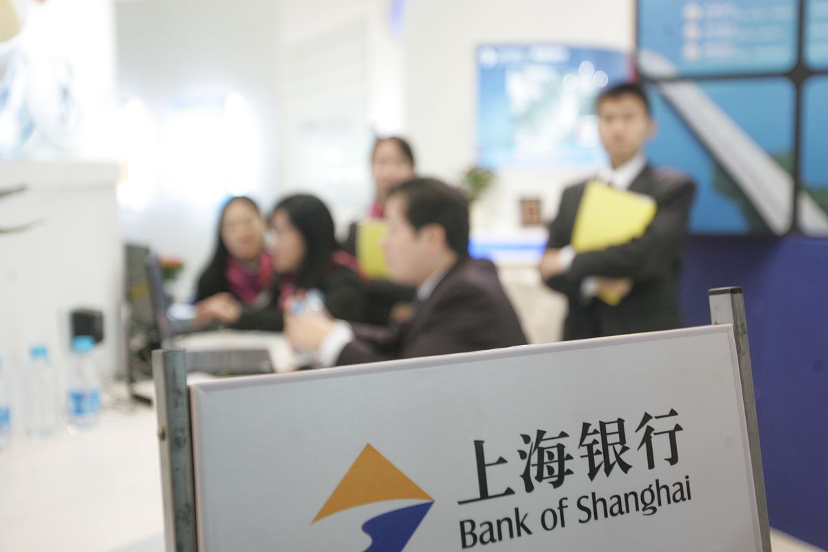 根据以下标书框架写一份标书模版一、项目介绍：该项目旨在为家办客户提供税务咨询服务以及配合浦发总分行开展客户沙龙活动并提供嘉宾与现场咨询解答。二、采购内容：该项目分为两部分：向我行家办客户提供税务咨询服务和配合浦发总分行开展客户沙龙活动并提供嘉宾与现场咨询解答。此外如果有赠送客户活动、内部培训等也需在方案中列出。三、项目预算：项目总预算为 48 万元。其中客户咨询根据咨询单价实际服务总人数进行费用结