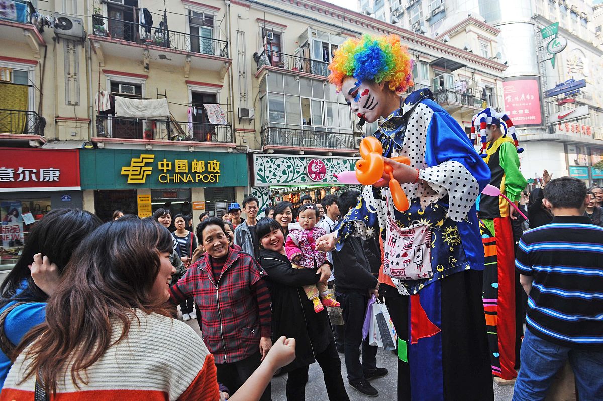 2012年4月5日,武汉市江汉路步行街上,5位身材"前凸后翘",造型憨态可掬