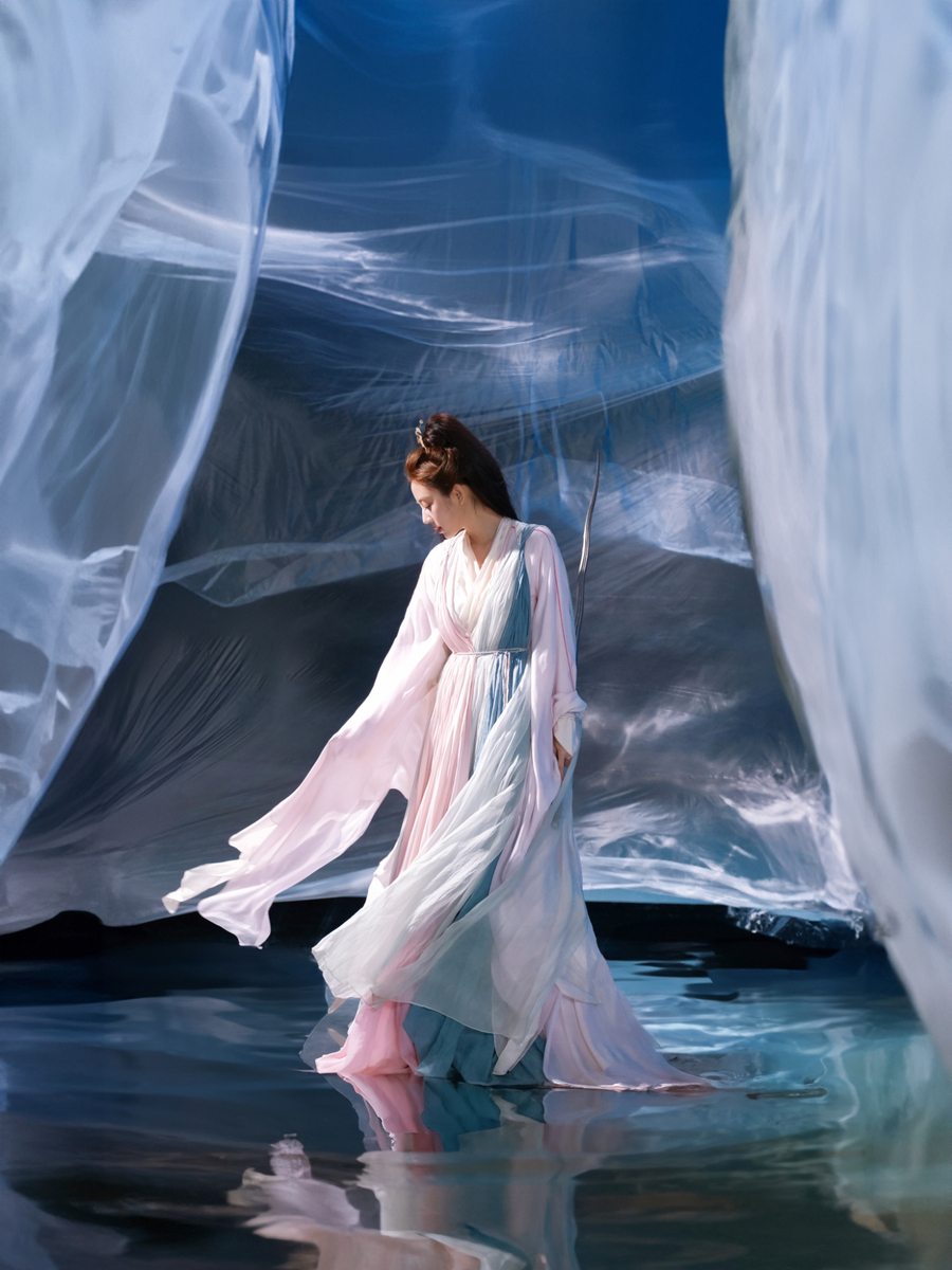 一位中国古代美女站在水中摆着动态的姿势她华丽的薄纱裙贴在她的皮肤上水滴从她苍白的皮肤上滑落迷人的美丽轻浮的表情华丽的眼睛优雅的脸由Yoshitaka Amano和Ross Tran创作细节超逼真高清8k 3d橡胶纹理