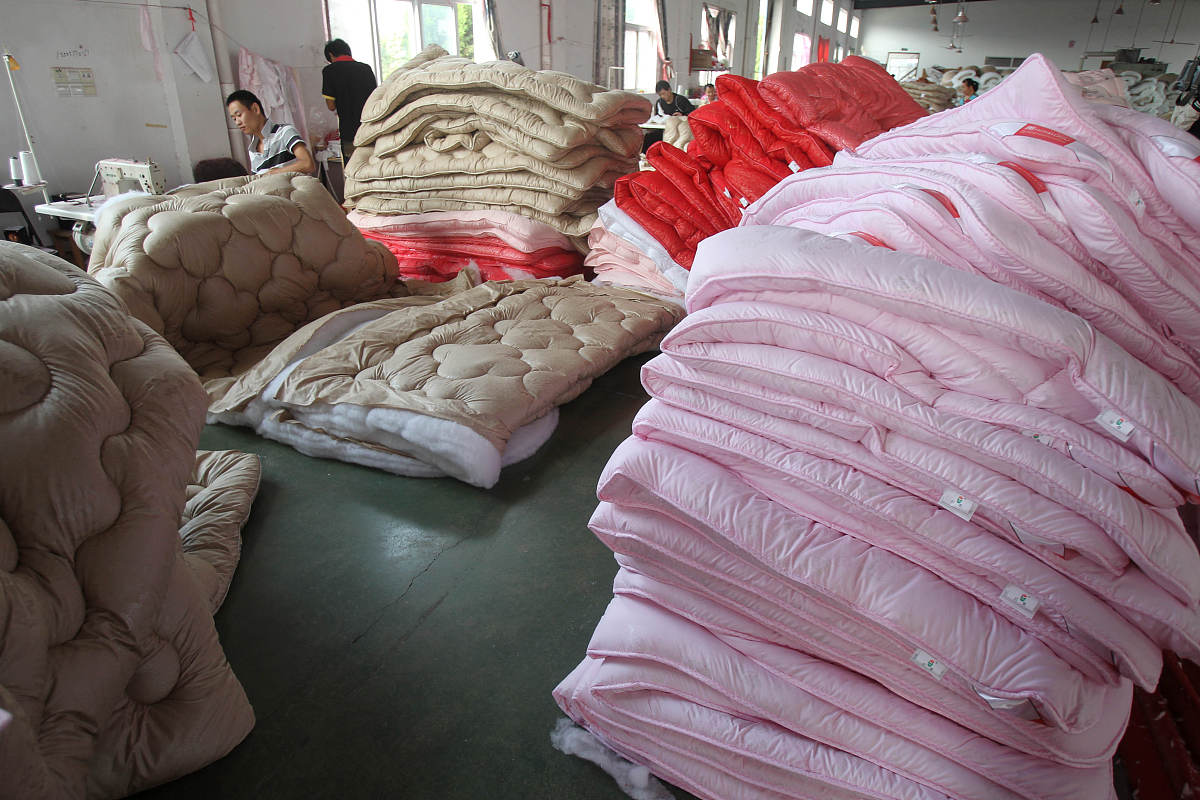 用很治愈的语气给忙碌的人们带来轻暖安慰柔软清凉的冰丝棉被冬暖夏凉为你褪去一身的疲惫和乏味陷入它柔软的怀抱静静等待梦境到来。文章充满人生哲理