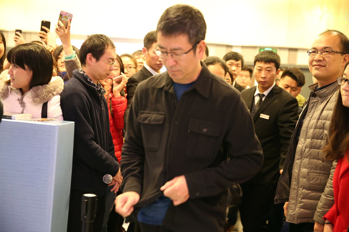 2015年12月12日,江苏苏州,拍摄的央视主持人白岩松现身江苏苏州凤凰书