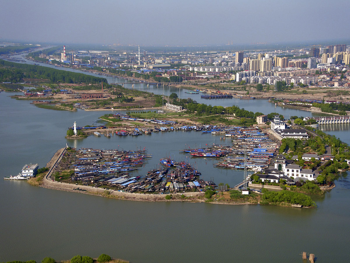 2020年4月27日, 江苏淮安,一场春雨过后,蓝天下的洪泽湖更显清澈美丽 