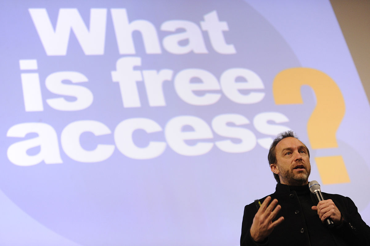 用英语当中简单的语法将以下内容翻译成英文内容如下：这个TED演讲的题目是如何让压力成为你的朋友是关于改变我们对压力的看法把它从消极的经历转变为积极的经历。主持人Kelly McGonigal说压力并不总是坏事在我看来这次演讲提供了一个关于压力的新视角。她提醒我们压力是生活中很自然的一部分如果我们以积极的态度对待它它是有益的总的来说演讲鼓励我们重新思考我们与压力的关系并利用它为我们服务。