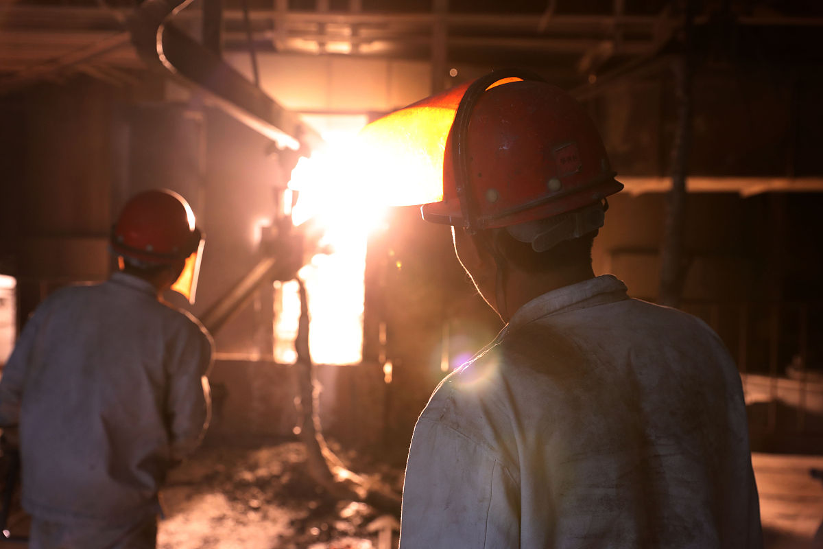 钢铁厂：现代工业的象征与钢铁工人的故事