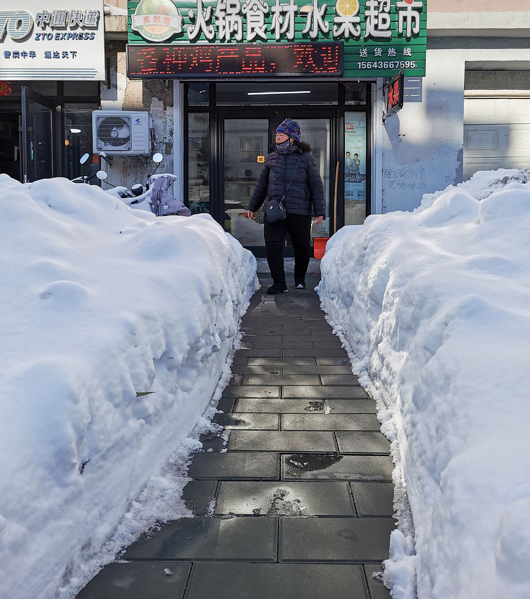 2021年11月10日,吉林白城,全市动员紧急清雪,主要路段已经基本清理完