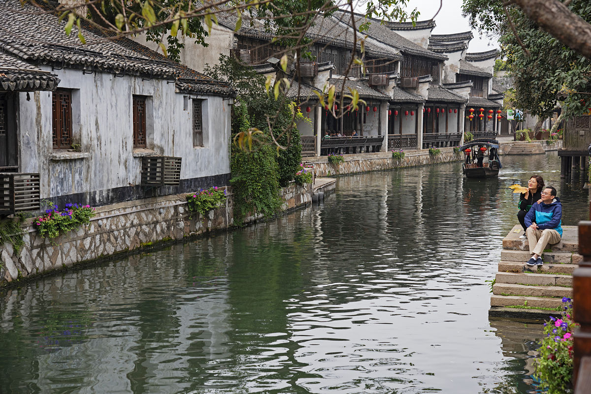 写一篇漫步江南水乡探寻千年古镇