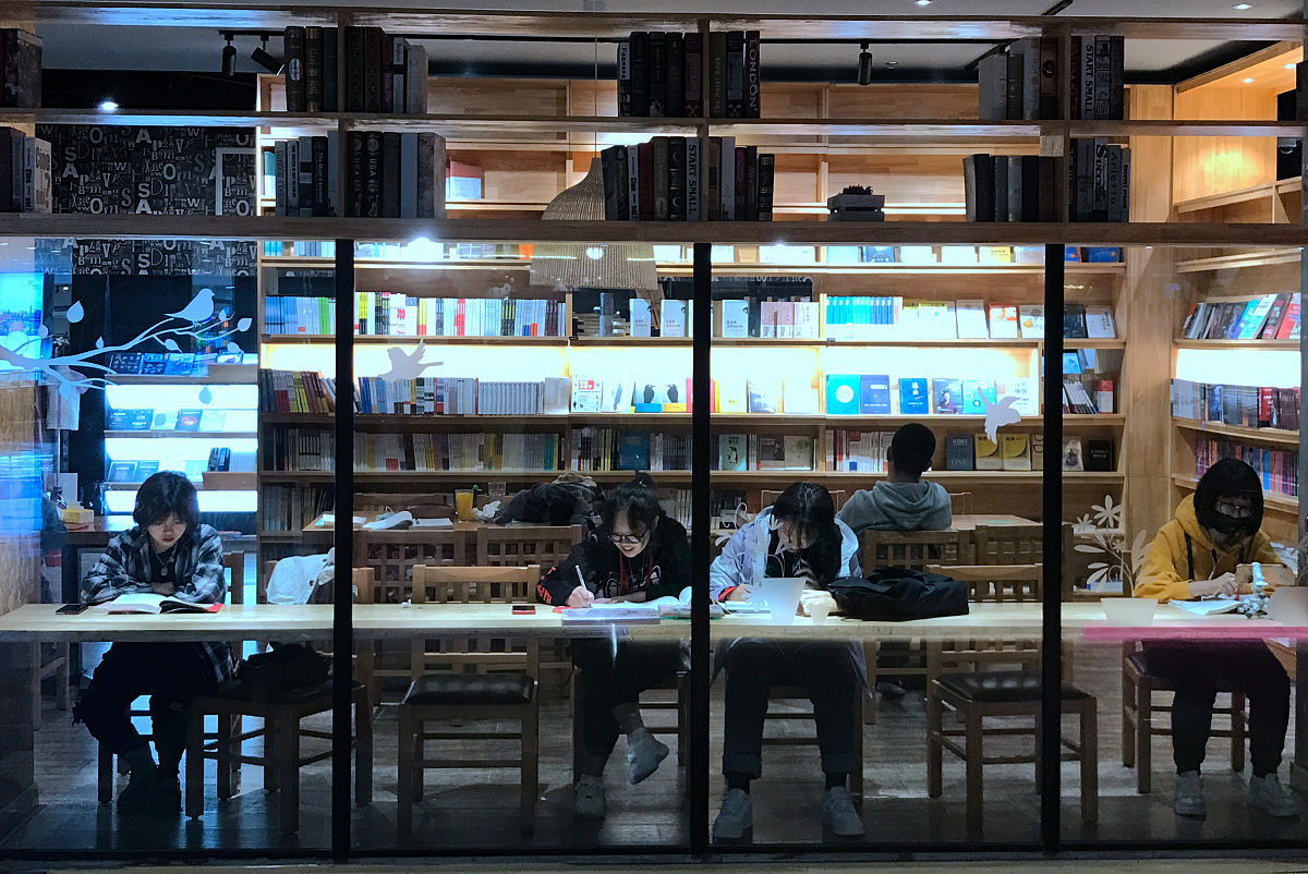 常常有这样的情境——太吵了……静一点。太闹了……静一点。太烦了……静一点。任务一：以静一点为题目写一篇记叙性文章。写作标准：侧重写实：紧扣静一点合理选材中心明确价值观正确；写清楚事情的过程细节真实详略得当；思路清晰语言连贯。侧重虚构：根据题目静一点构思写清楚人物的困境是什么发生了什么冲突人物采取什么行动面对冲突结局是什么。任务二：以静一点为题写一篇议论性文章。写作标准：围绕静一点表达明确的观点观点