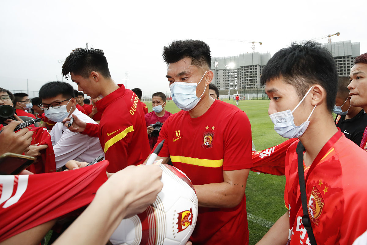 今天杭州第19届亚运会火炬传递来到温州站。我们单位温州市疾病预防控制中心的党委书记曾士典参与了火炬传递这是件非常荣耀的事情。请帮我写一篇稿子