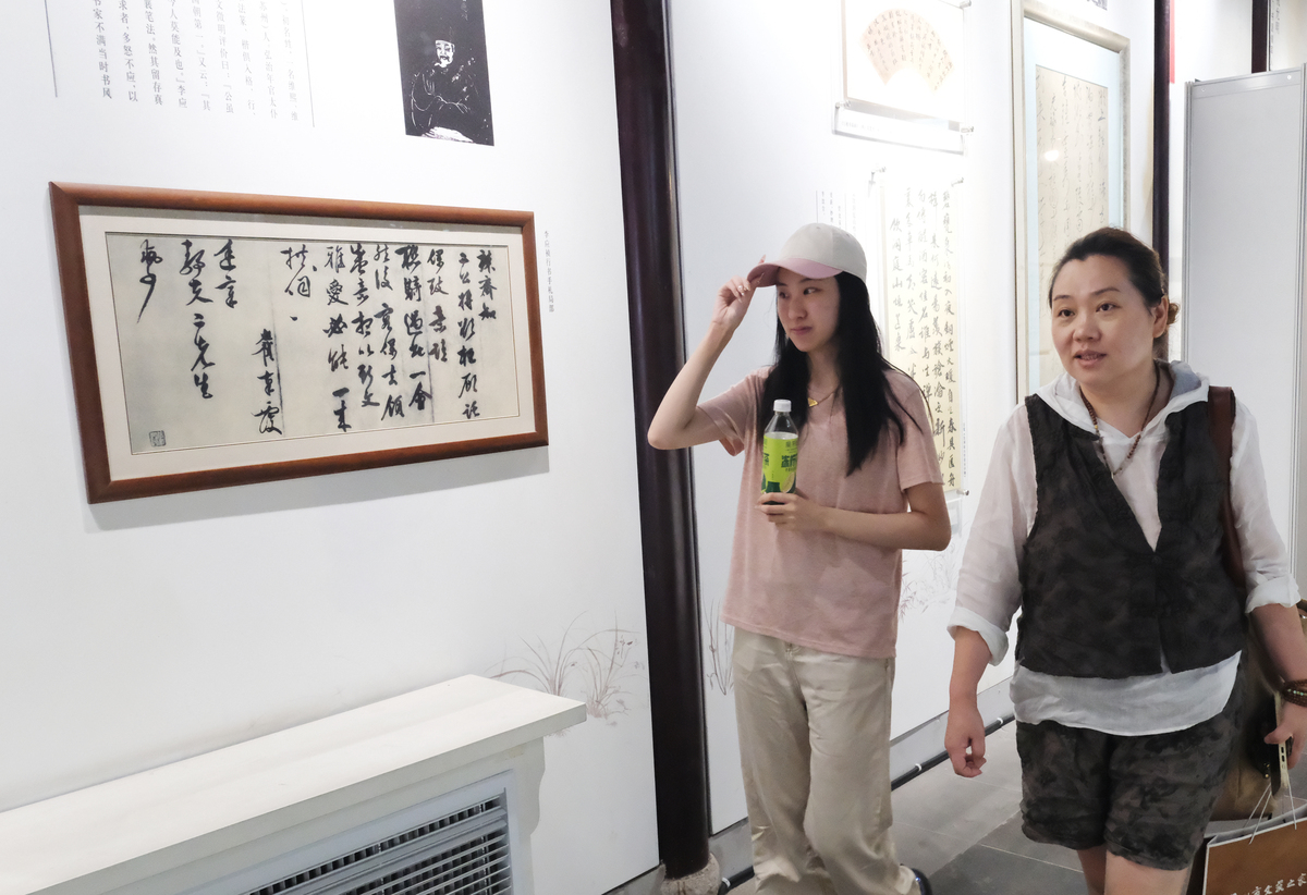 林敏1963~ 别名阿敏号浦岸头人。浙江临海人。中国楹联学会书法委员会委员中国书法研究院艺术委员中国民族文化研究院特聘书画家中国文联书画艺术交流中心创作员中国艺术研究院书画创作委员中国历史博物馆画廊艺术指导委员、客座教授浙江省书法家协会会员。帮我用150字详细描述