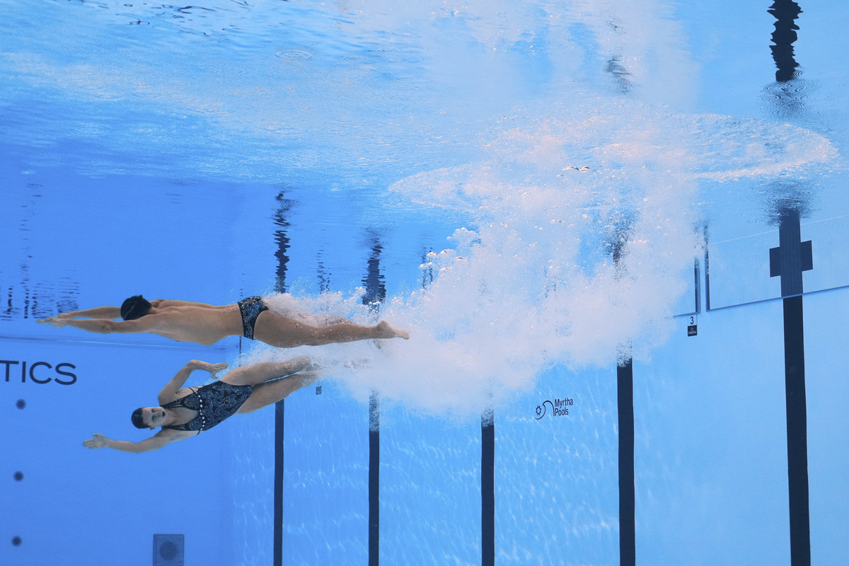 蛙泳时头抬起来和头埋在水里哪个速度快