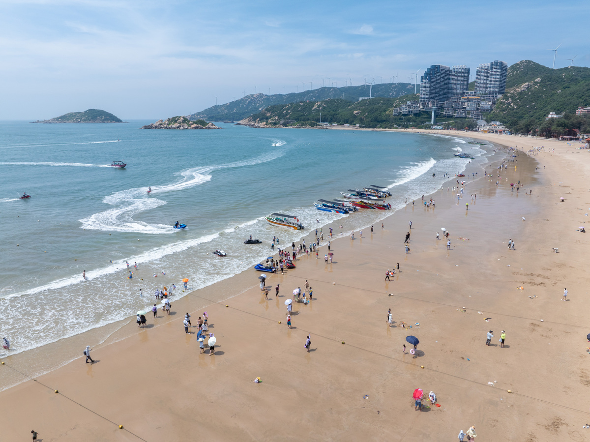 五一假期一家出游南澳岛五点出发路边吃早餐塞车两两小时海边玩沙午餐吃海鲜下午沙滩玩耍晚餐吃海鲜回家路上塞车4小时。800字内容