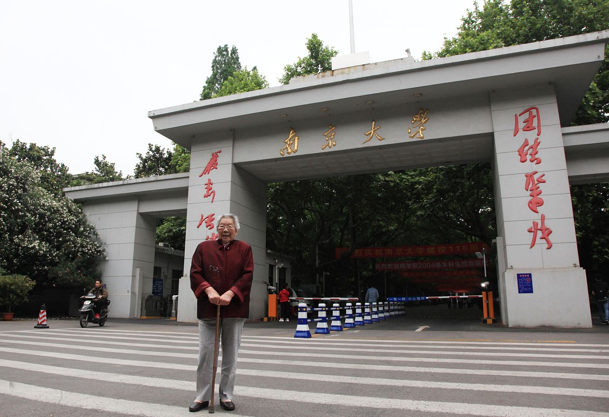 2018年5月20日,已经毕业55年,87岁高龄的南京大学校友朱老师返回母校