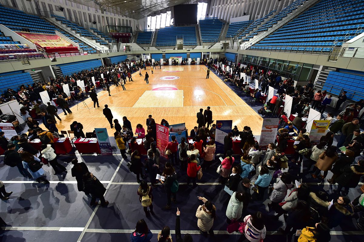 对下面的话换一种说法尽量看起来不一样：目前教师教学质量评价已成为高校常规性工作。但大多数高校把教师教学质量评价当作对教师的考核和监督手段教师教学质量评价主要出于管理目的。而学校的组织管理目标与教师个体的专业发展目标以及学校提高教学质量的根本目标存在很大区隔导致教师教学质量评价的应然目的和实然目的发生龉龃。教师作为被评价对象迫于学校管理要求或现实压力参加质量评价处于被动应对地位不少教师抱着完成任务或