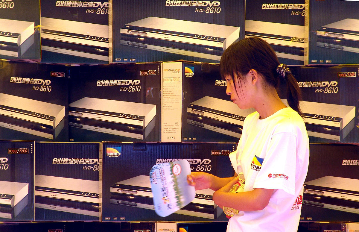 2004年7月26日,一女孩路过郑州街头的创维健康高清dvd(hvd-8610)销售