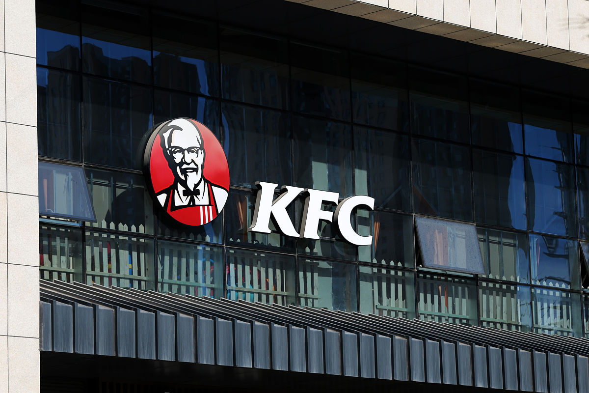 翻译：1 研究问题的确定：在本次调查中研究问题是肯德基疯狂星期四对消费者的影响是什么？2 设计研究方法：确定研究的样本、数据收集方式和数据分析方法例如采用问卷调查法通过统计分析方法进行数据分析。3 数据收集：通过问卷调查法收集数据包括消费者对肯德基疯狂星期四的认知和满意度等方面的数据。4 数据分析：对收集到的数据进行统计分析例如计算平均数、标准差、相关系数等。5 结果呈现：将数据分析结果呈现出来例