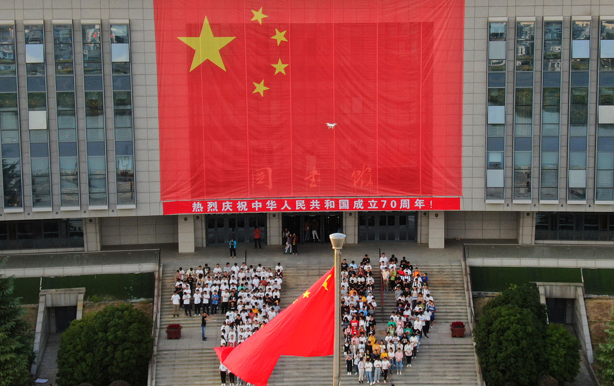 请你讲讲如何做一名爱国的优秀大学生并结合身边生活实际应该怎么做800字左右