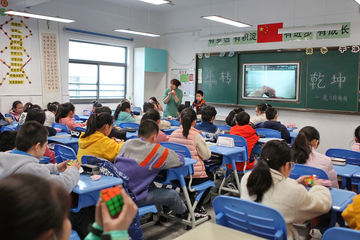 2021年2月22日,新学期第一天,江苏省常州市解放路小学开展了"犇牛闹春