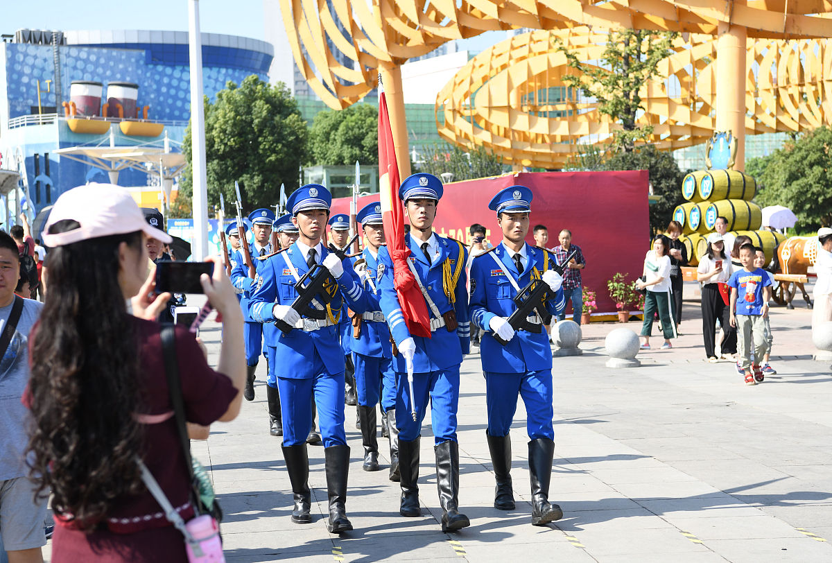 无愧国旗红，丹心献祖国：初中一年级双人演讲稿